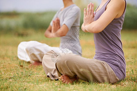 照顾身体和心灵 女性在户外做瑜伽冒充平衡锻炼公园运动成人冥想姿势宗教女士图片