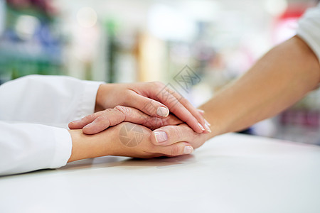慈悲是治疗的长途跋涉 被一个药剂师用同情心抓住了顾客的手图片