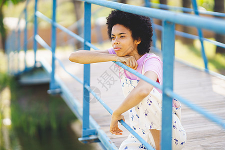 非裔美国女孩在思想中迷失 感到孤独和沮丧图片