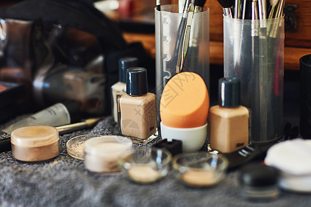 美容行业工具 在一张桌子上展示了许许多多不同种类的化妆品 被拍摄到图片