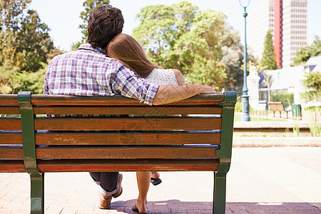 我希望20年后我在这里 一位年轻夫妇坐在公园长椅上 分享一个温柔时刻的回视镜头图片