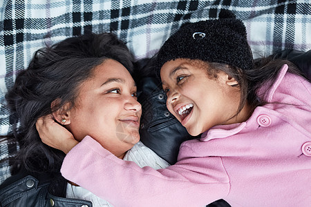 他们在一起时最快乐 一个小女孩和她妈妈一起躺在外面的毯子上时亲密的镜头图片