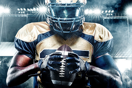 体育场上美国足球运动员 背景有灯光的球场蓝色男人男性联盟运动竞争者齿轮黑暗竞赛头盔图片