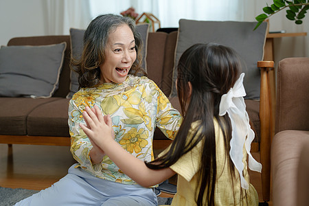 亚洲肖像 外祖母和孙女从事休闲活动和拥抱 以显示彼此的爱和关爱 照片来自Asia退休孙子奶奶女性成人微笑电脑祖母女士祖父母图片