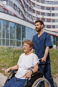 护士步行时在医院院子里与轮轮椅病人交谈轮椅保健成人车轮男性椅子药品女士公园退休图片