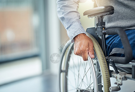 我的轮椅让我重获独立 被一个坐在轮椅上 无法辨认的老人割伤了图片
