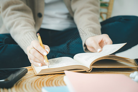 年轻的拼图学生在看一本坐在椅子上的书青少年演讲文学教育家教笔记本中学答案学习自习图片