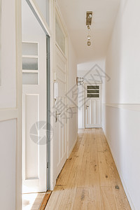 带门灯的窄走廊天花板木材地面通道房子公寓水平出口住宅入口背景图片