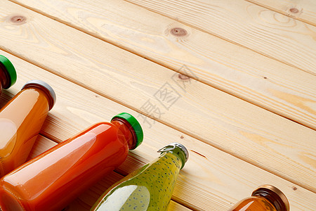 木制背景平地上的果汁瓶盗版水果液体玻璃饮食工作室饮料桌子木头食物图片