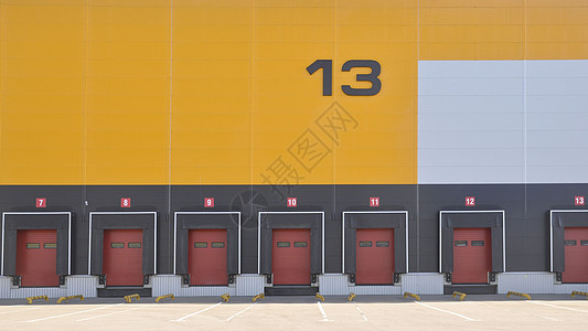 现代物流中心 13号仓库 有装载货物的门口图片