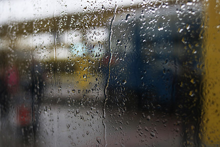 城市背景下的玻璃上雨滴的模糊背景情况Name单位 千人墙纸细雨雨量天气环境蓝色水滴淋浴窗户水分图片