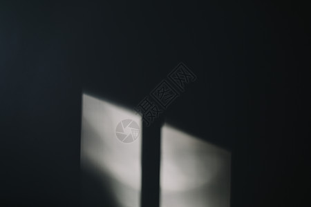 灰混凝土墙上有窗口阴影和阳光的概述背景背景 用于演示的模版 带有反射和窗框的屏幕保护窗户建筑学黑色阁楼创造力框架房间纹理太阳墙纸图片