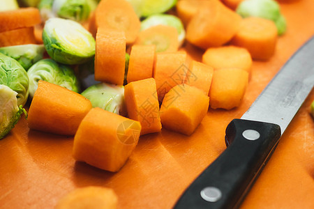 切胡萝卜和二分半的鲜猪芽 在用利刃砍菜板上图片