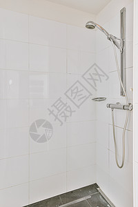 淋浴小屋附近的Sinks和浴缸水平玻璃盒子反射卫生白色卫生间建筑学龙头房子图片
