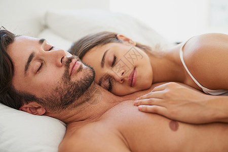 拍到一对年轻夫妇在床上安稳地睡着的镜头了 你觉得呢?图片