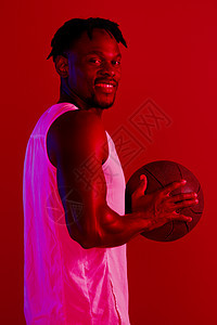 一个年轻运动员在工作室装篮球 被红色过滤的镜头拍下来了 (笑声)图片