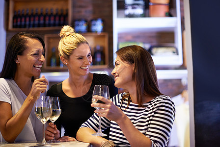 她有点像葡萄酒鉴赏家 三位女士在餐厅享用一杯白葡萄酒的镜头图片