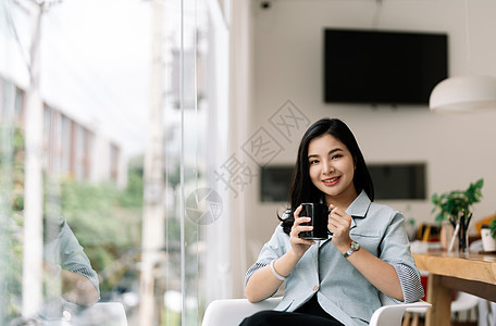 肖像商业的亚洲女性或会计 在办公室工作电脑 看相机 (笑声)图片