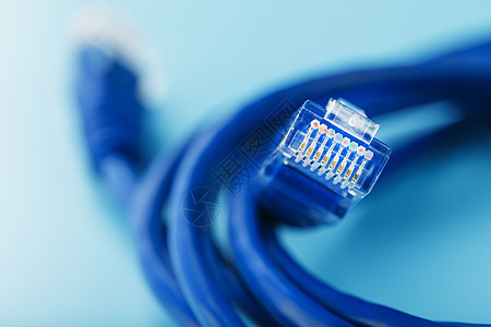蓝色背景上用于数据传输的互联网网络电缆线圈绳索路由器电脑连接器中心服务器金属局域网插头宽带图片