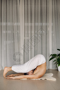 健康生活方式的概念 在健身房里做瑜伽的男子要裸露体躯体力量练习收费教练运动运动员闲暇肌肉躯干姿势图片