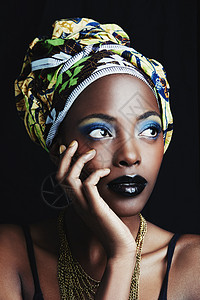 她是真正的非洲美女 一个美丽的非洲女人在黑色背景下摆姿势成人头发化妆品皮肤女神黑人嘴唇时尚女性冒充图片