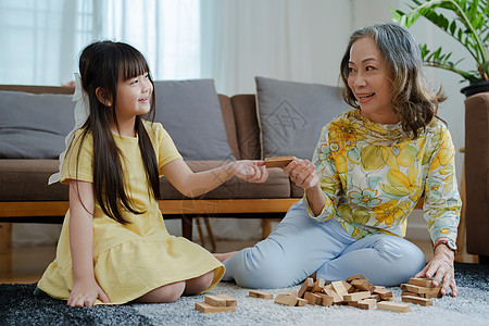 亚洲肖像 外祖母和孙女从事休闲活动和拥抱 以显示彼此的爱和关爱 照片来自Asia家庭女士幸福女孩孙子笔记本祖父母微笑电脑女性图片