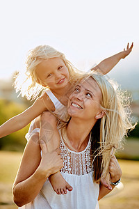 快乐与你的女儿玩耍 母亲和女儿在户外玩耍的镜头图片
