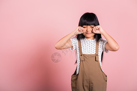 亚洲小孩十岁 脾气不好 哭着用手指擦眼泪粉色眼睛悲伤童年工作室家庭情感女性女孩喜悦图片