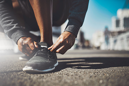 你有史以来最好的项目就是你 被一个运动家在跑步前绑着鞋带拍到的照片图片