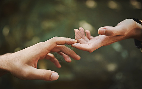 伸出手触摸某人 一对夫妇互相触摸手指的镜头图片