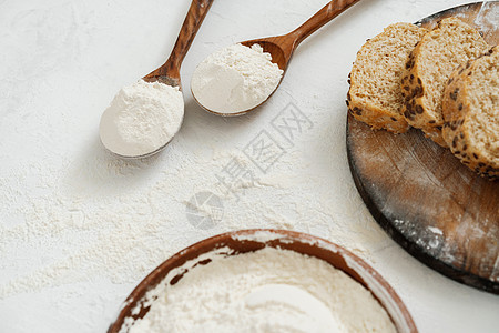 白色背景的木勺面粉锅面粉谷物烹饪食物桌子勺子木头粉末淀粉产品食谱图片