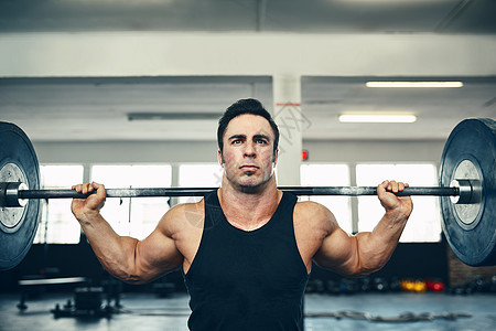 抬起不是一种行为 而是一种习惯 一个男人在健身房举重的镜头图片
