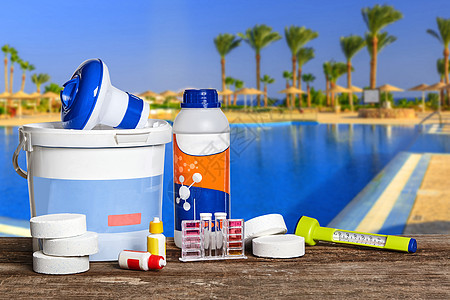 带有化学清洁产品的设备和用于维护游泳池的工具纯化软管集装箱游泳清扫蓝色服务作品药片化学品图片