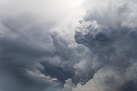 风暴云在天空背景上紧贴高清图片