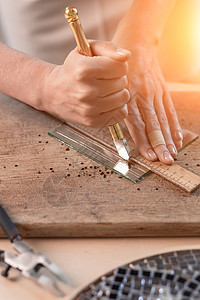 艺术家将彩色玻璃切成小的马赛克方形爱好工人制作者床单刀具安全测量工作刀刃钳子图片
