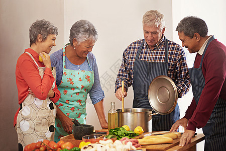 他们的友谊充满了爱 是一群老人在厨房里做饭的镜头 (笑声)图片