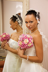 新娘照镜子图片