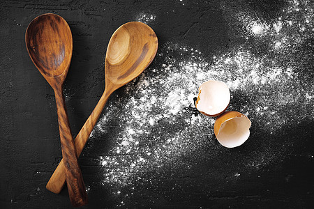 黑背景的木勺面粉瓷碗勺子麸质谷物植物烹饪小麦烘烤淀粉白色粉末图片