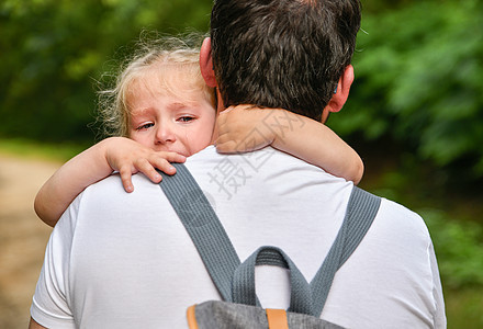 一个小女孩哭泣 拥抱父亲图片