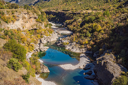 黑山 绿色莫拉卡峡谷自然景观中莫拉卡河清澈碧绿的水 周游黑山概念图片