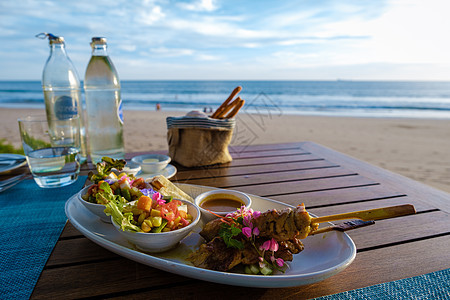在泰国海滩的一张桌子上的泰国食物 泰泰茶海鲜热带饮食蔬菜餐厅盘子午餐美食水果沙拉图片