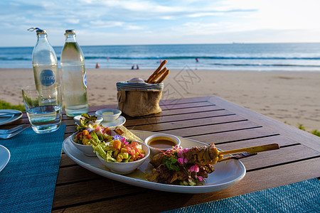 在泰国海滩的一张桌子上的泰国食物 泰泰茶烹饪木瓜盘子辣椒午餐热带美食沙拉饮食蔬菜图片