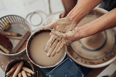 手在Clay中贪婪的上下视图 工作波特大师图片