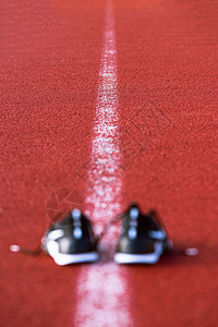 红车道上的水手运动鞋跑步活力训练慢跑者锻炼速度女孩男人体育场运动图片