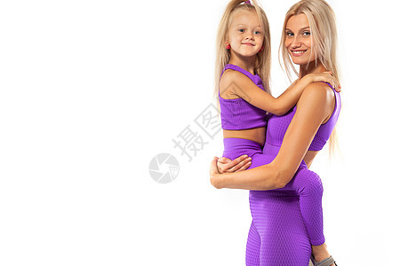 母亲的一天概念 年轻母亲和女儿一起在室内锻炼身体 家庭观望童年妈妈瑜伽夫妻运动喜悦训练女性孩子成人图片