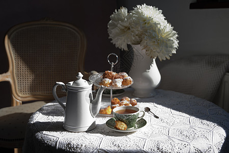 英国风格的茶叶休息 古老的静止生活 自制面包 花束英语食物羊角杯子花朵古董装饰餐具糕点甜点图片
