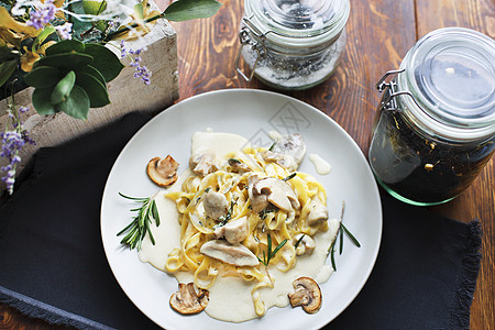 塔利亚特素食素食者意大利面食和蘑菇面条香料午餐餐饮草本植物餐厅奶油盘子桌子陶器图片