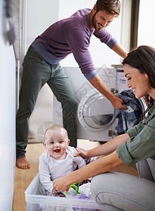 你是怎么进来的 一个年轻家庭在洗衣服时 玩得开心的镜头图片