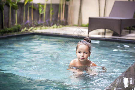 游泳池里漂亮的小女孩啊假期幸福气泡喜悦游泳女孩活动行动蓝色晴天图片