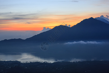 活跃火山 从印度尼西亚巴厘巴图尔山顶上升起远足地标天空植物顶峰森林国家爬坡火山口全景图片